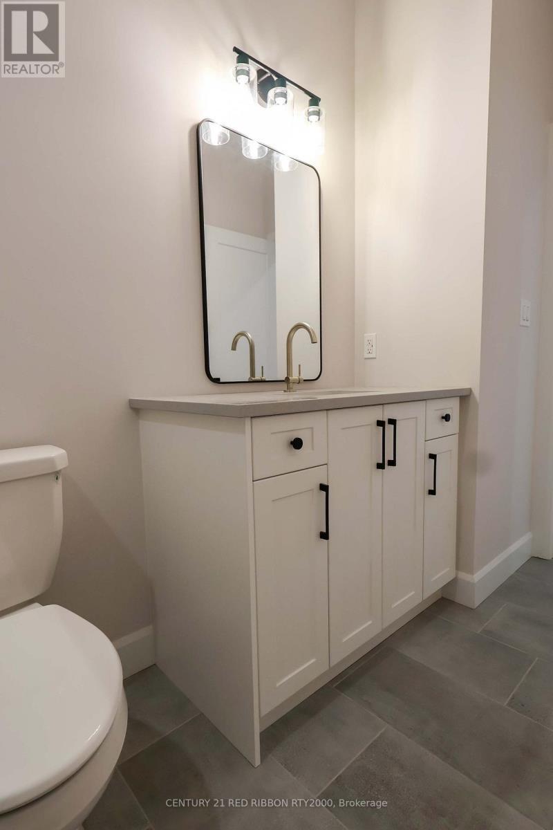 22 - 430 Head Street N, Strathroy-Caradoc (Ne), ON - Indoor Photo Showing Bathroom