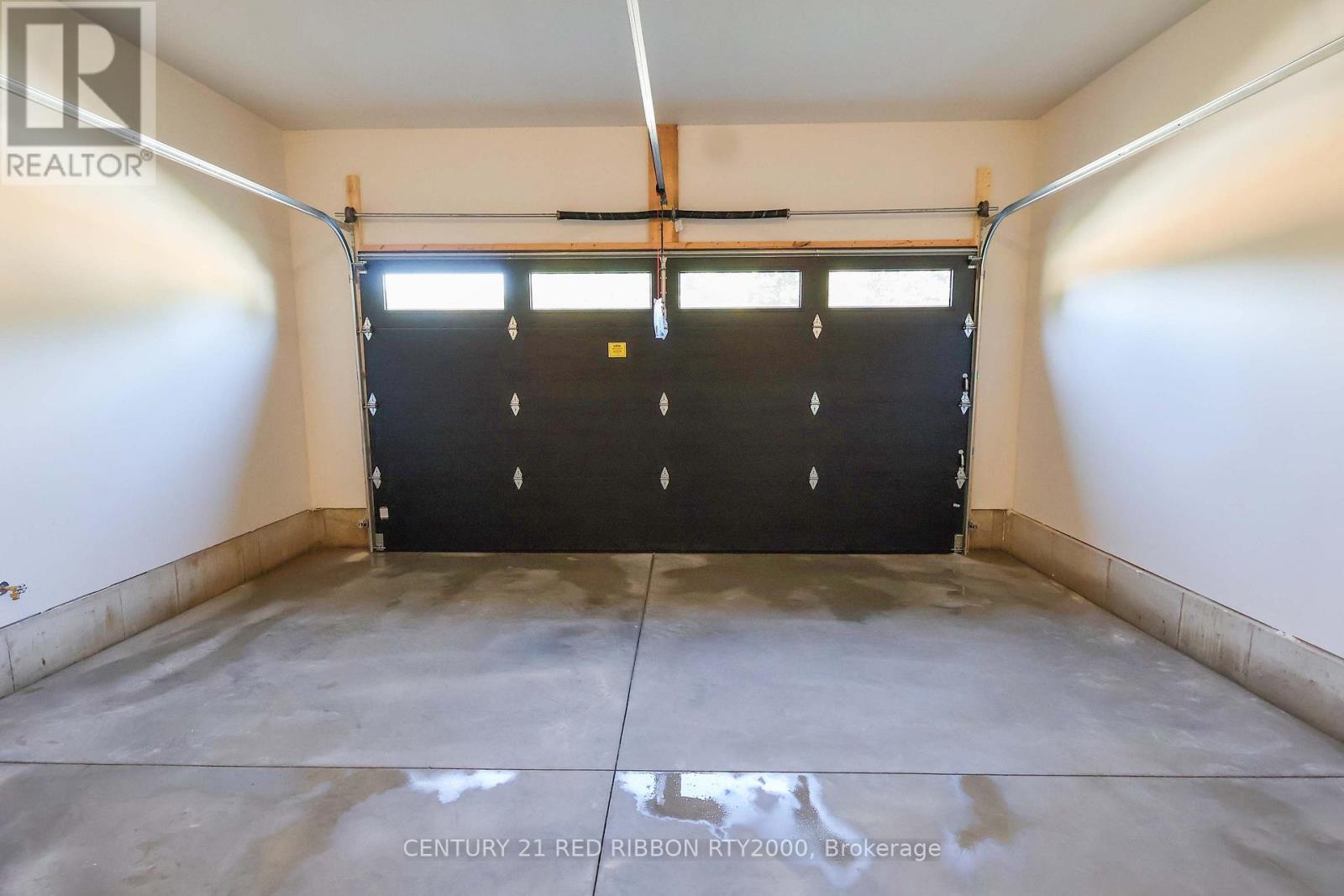 22 - 430 Head Street N, Strathroy-Caradoc (Ne), ON - Indoor Photo Showing Garage