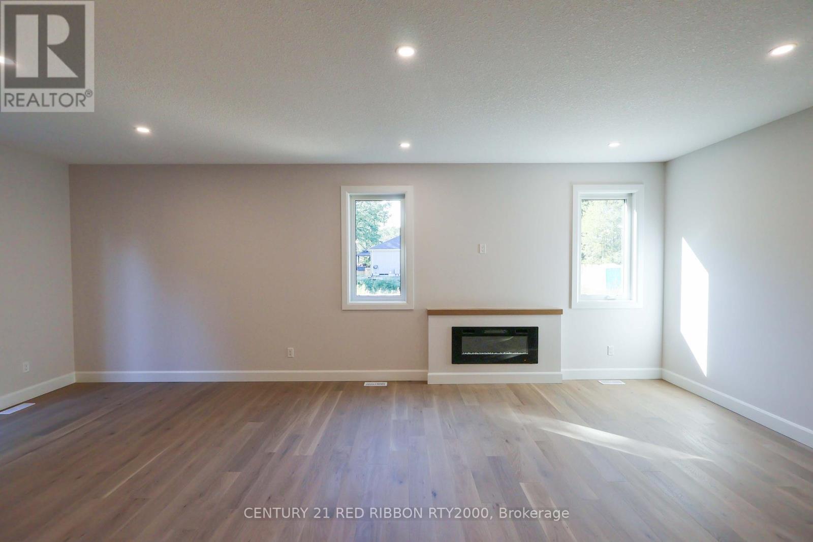 22 - 430 Head Street N, Strathroy-Caradoc (Ne), ON - Indoor Photo Showing Living Room With Fireplace