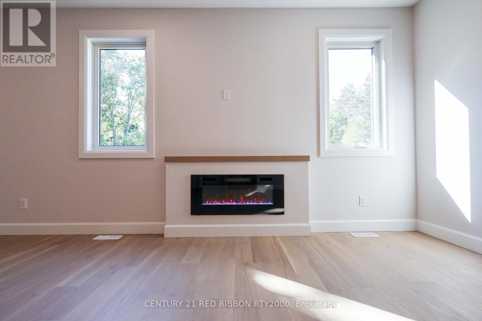 22 - 430 Head Street N, Strathroy-Caradoc (Ne), ON - Indoor Photo Showing Living Room With Fireplace