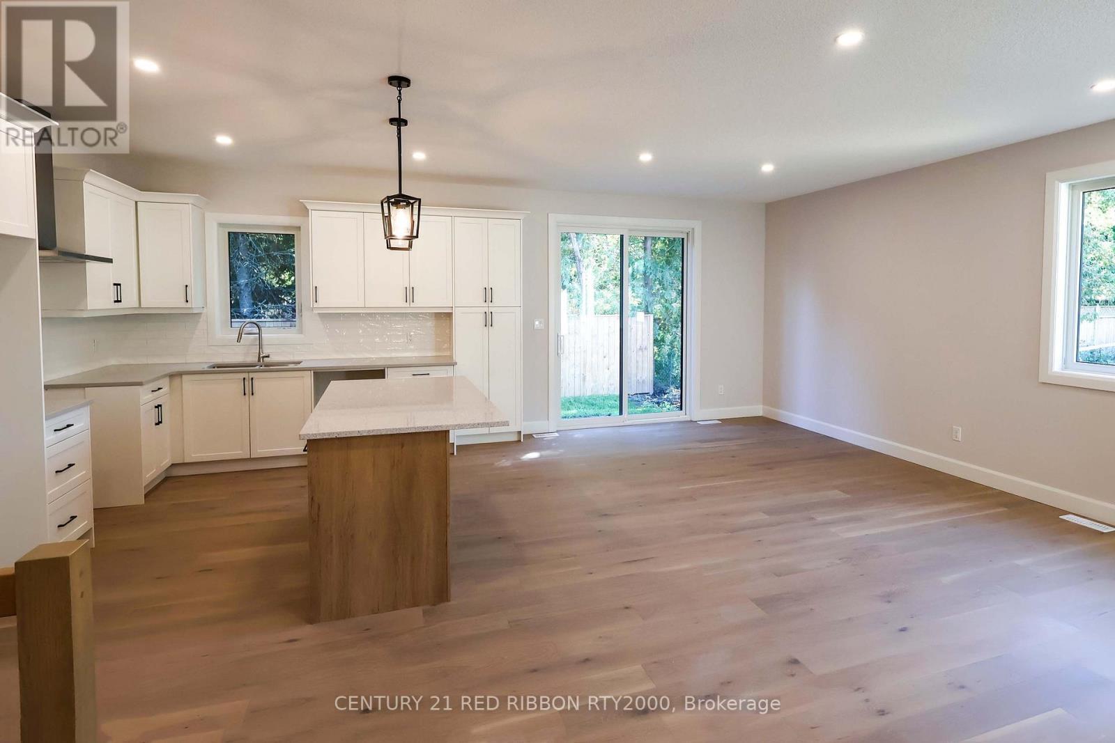 22 - 430 Head Street N, Strathroy-Caradoc (Ne), ON - Indoor Photo Showing Kitchen
