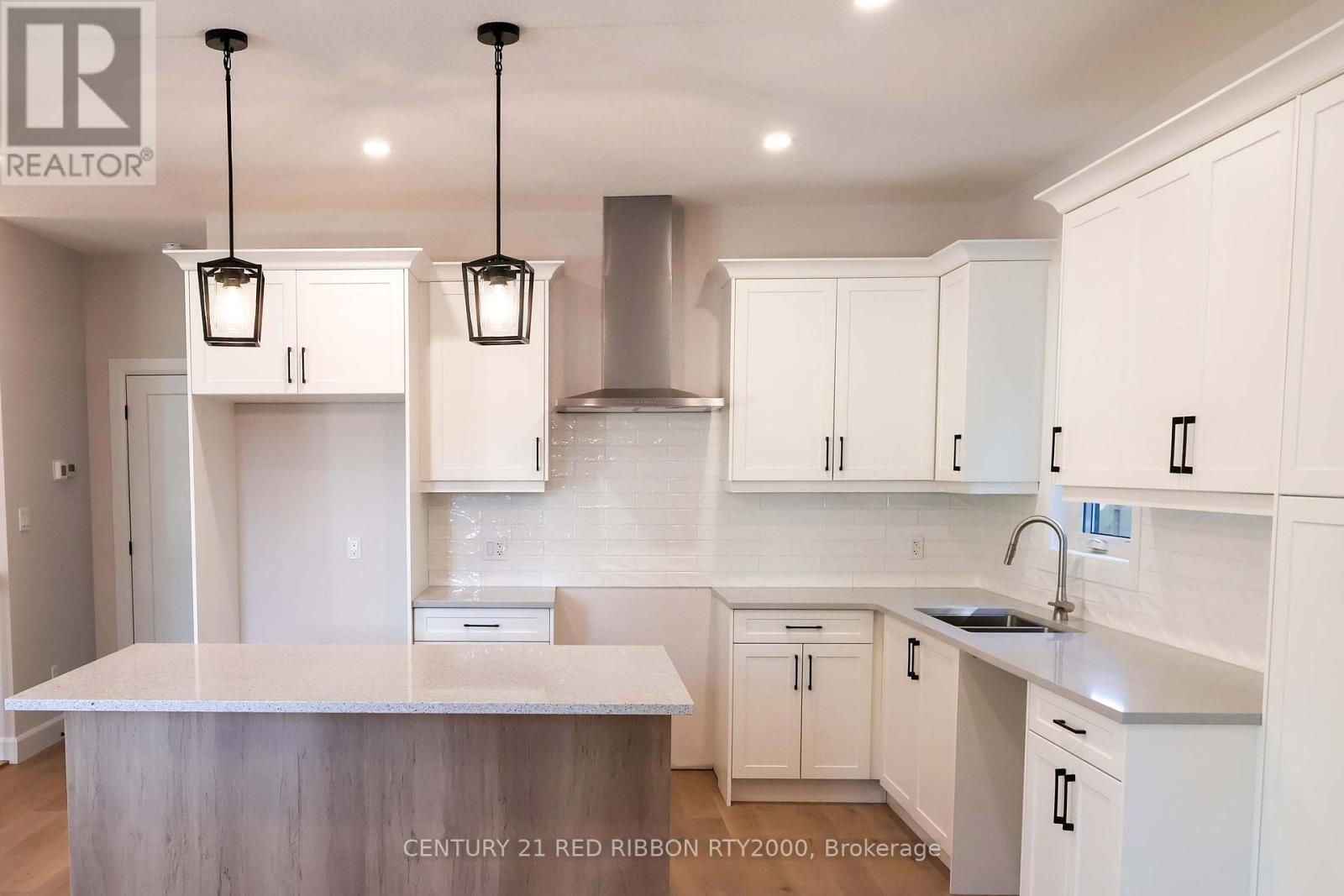 22 - 430 Head Street N, Strathroy-Caradoc (Ne), ON - Indoor Photo Showing Kitchen With Double Sink With Upgraded Kitchen