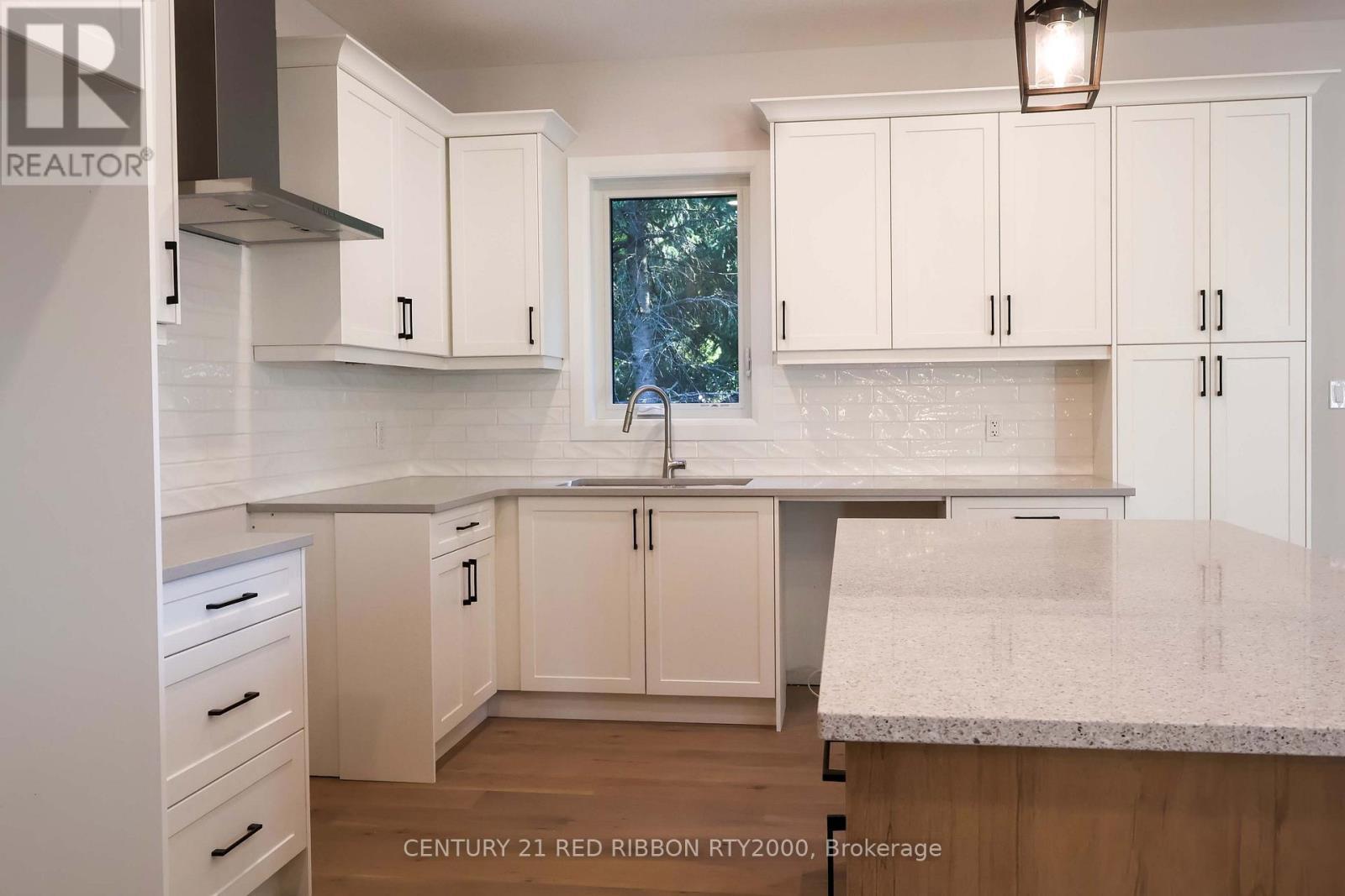 22 - 430 Head Street N, Strathroy-Caradoc (Ne), ON - Indoor Photo Showing Kitchen