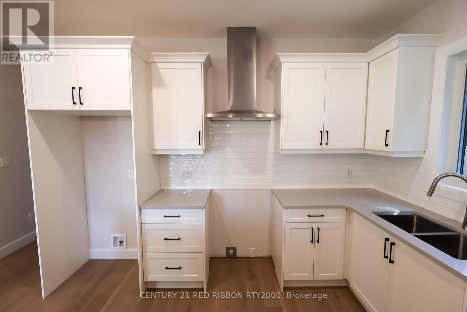 22 - 430 Head Street N, Strathroy-Caradoc (Ne), ON - Indoor Photo Showing Kitchen With Double Sink