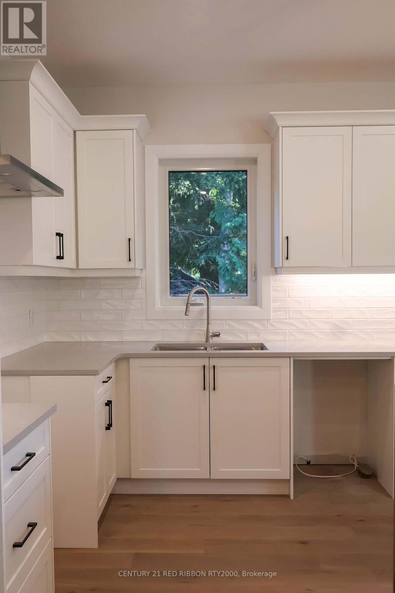 22 - 430 Head Street N, Strathroy-Caradoc (Ne), ON - Indoor Photo Showing Kitchen