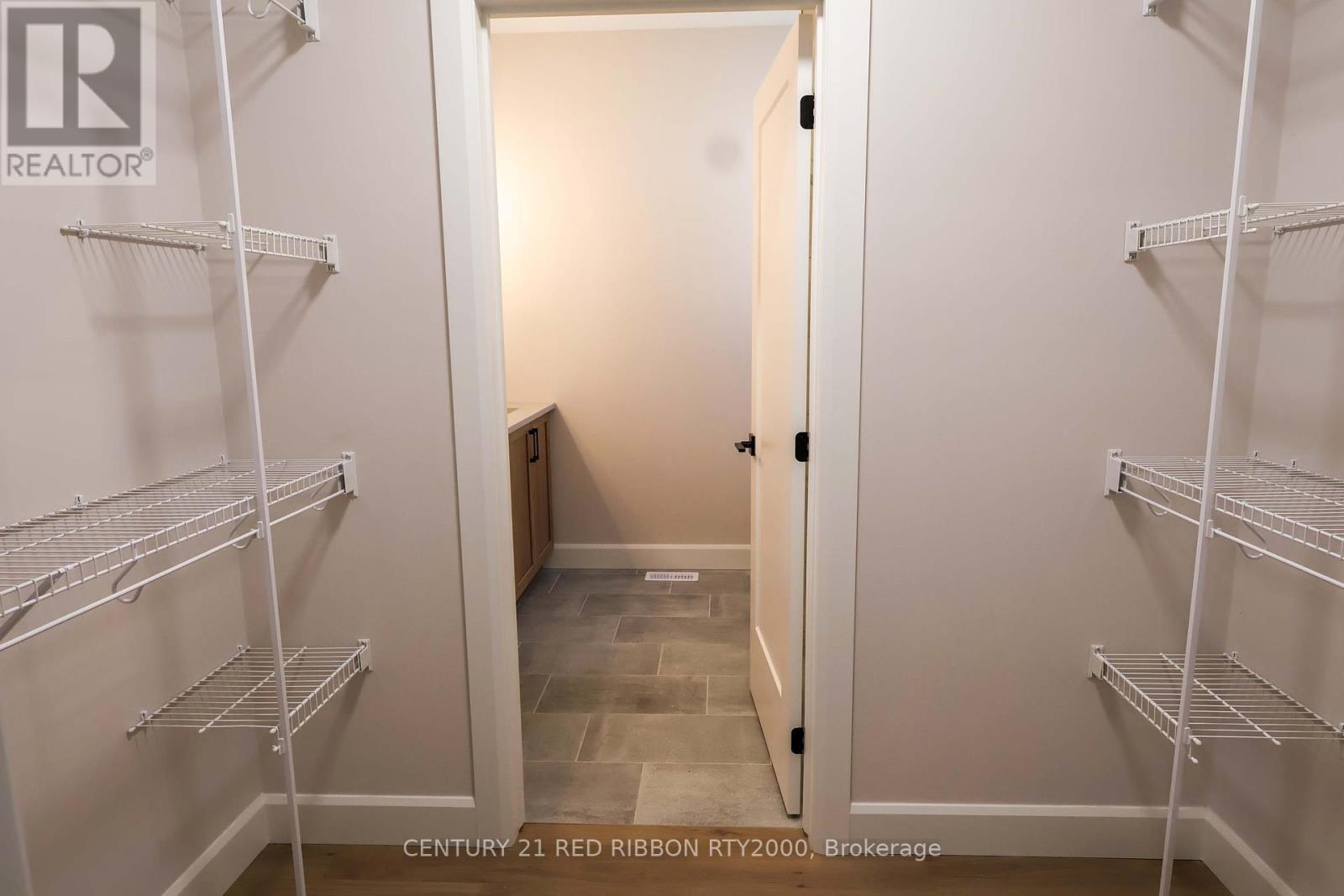 22 - 430 Head Street N, Strathroy-Caradoc (Ne), ON - Indoor With Storage