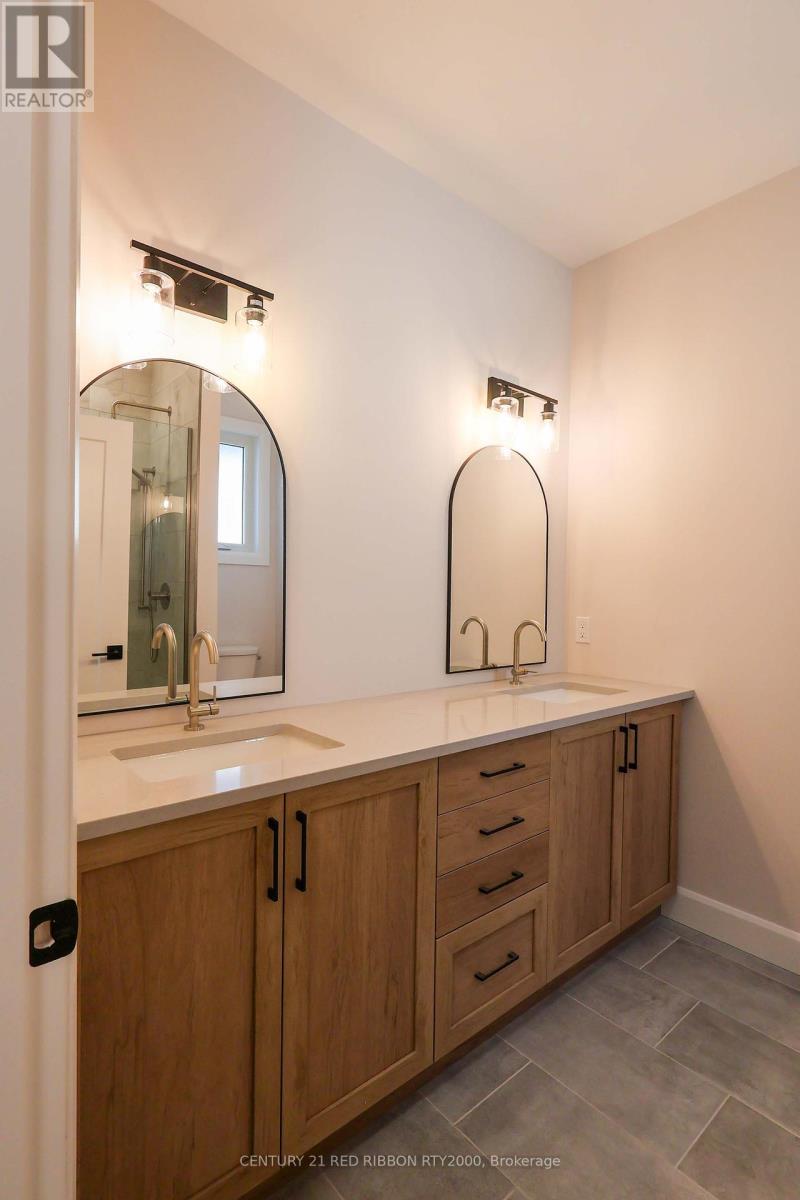 22 - 430 Head Street N, Strathroy-Caradoc (Ne), ON - Indoor Photo Showing Bathroom