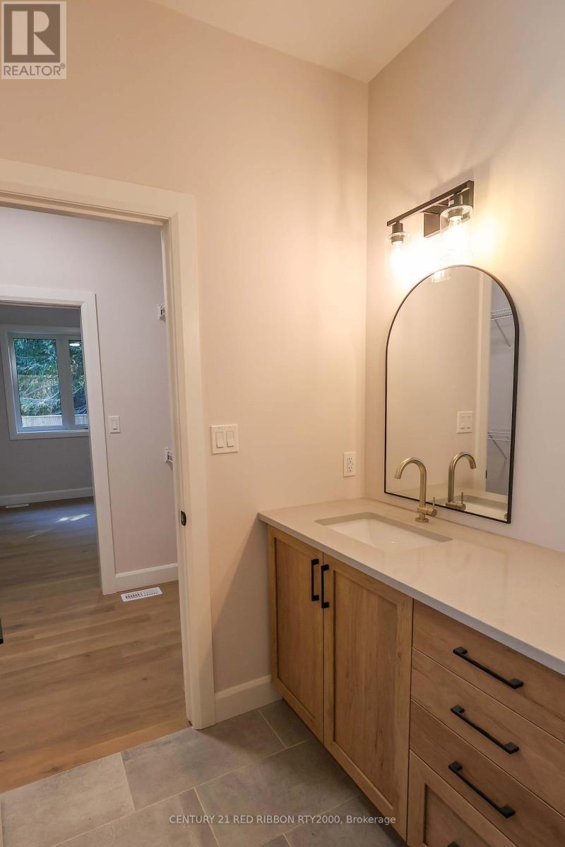 22 - 430 Head Street N, Strathroy-Caradoc (Ne), ON - Indoor