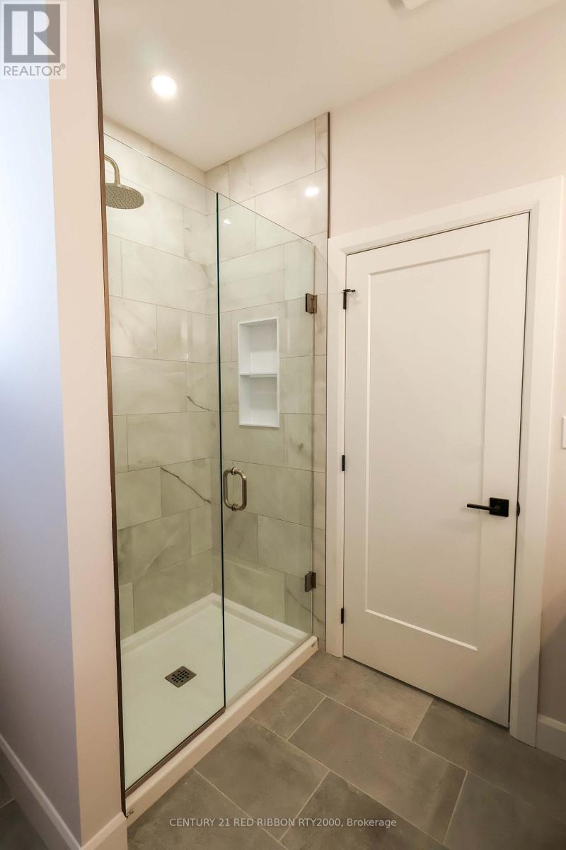 22 - 430 Head Street N, Strathroy-Caradoc (Ne), ON - Indoor Photo Showing Bathroom