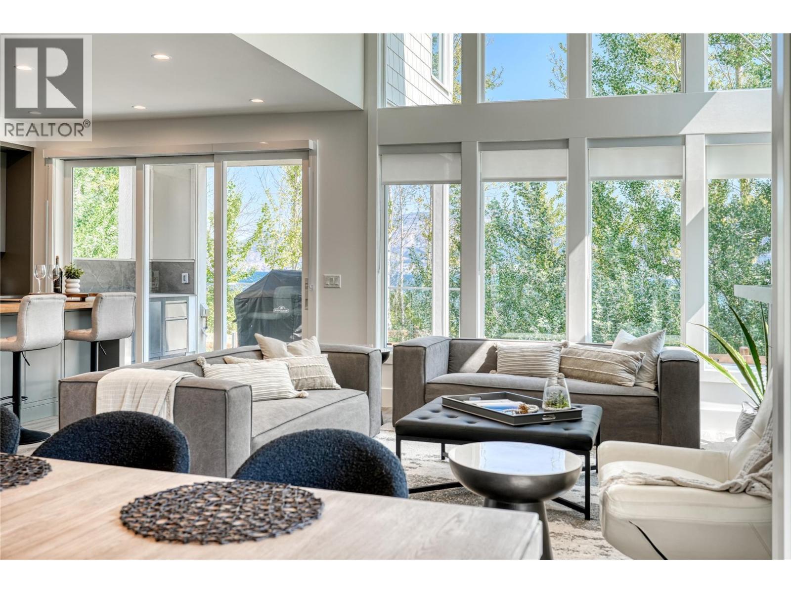 3160 Landry Crescent, Summerland, BC - Indoor Photo Showing Living Room