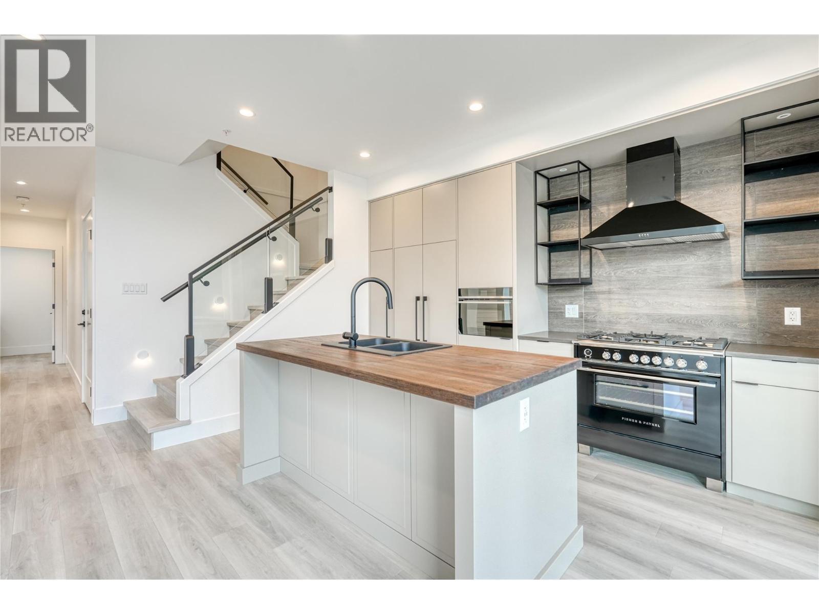 3160 Landry Crescent, Summerland, BC - Indoor Photo Showing Kitchen With Double Sink With Upgraded Kitchen