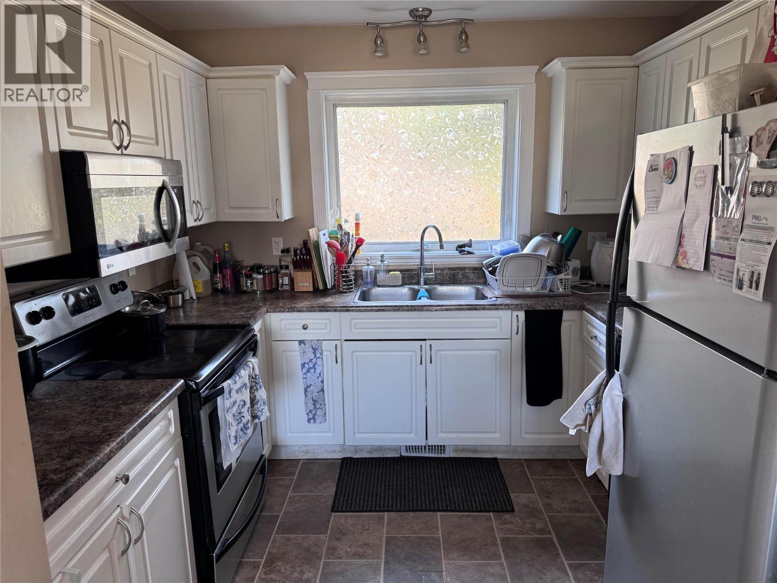 721 100 Avenue, Dawson Creek, BC - Indoor Photo Showing Kitchen With Double Sink