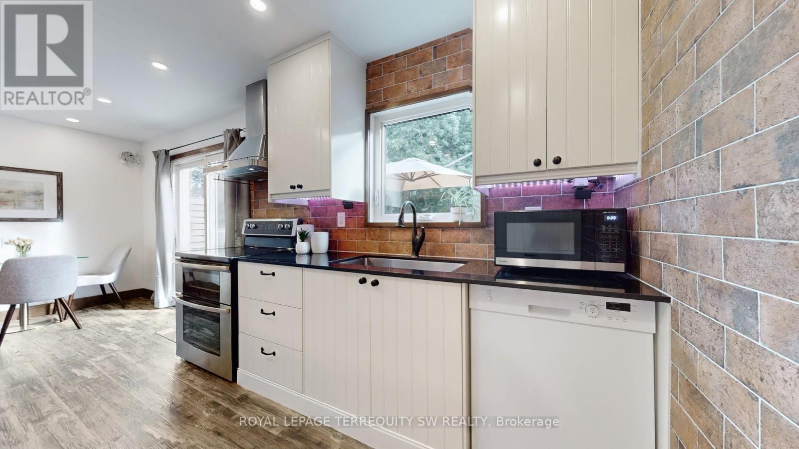 12 Newby Court, Brampton, ON - Indoor Photo Showing Kitchen