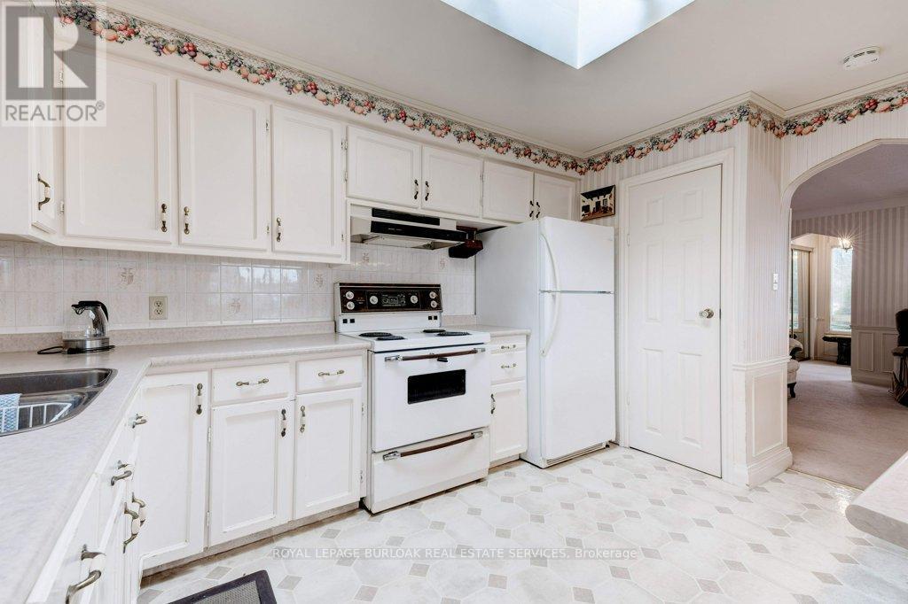 114 Second Road E, Hamilton, ON - Indoor Photo Showing Kitchen With Double Sink