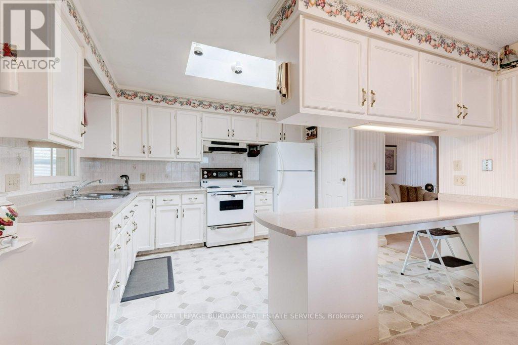 114 Second Road E, Hamilton, ON - Indoor Photo Showing Kitchen