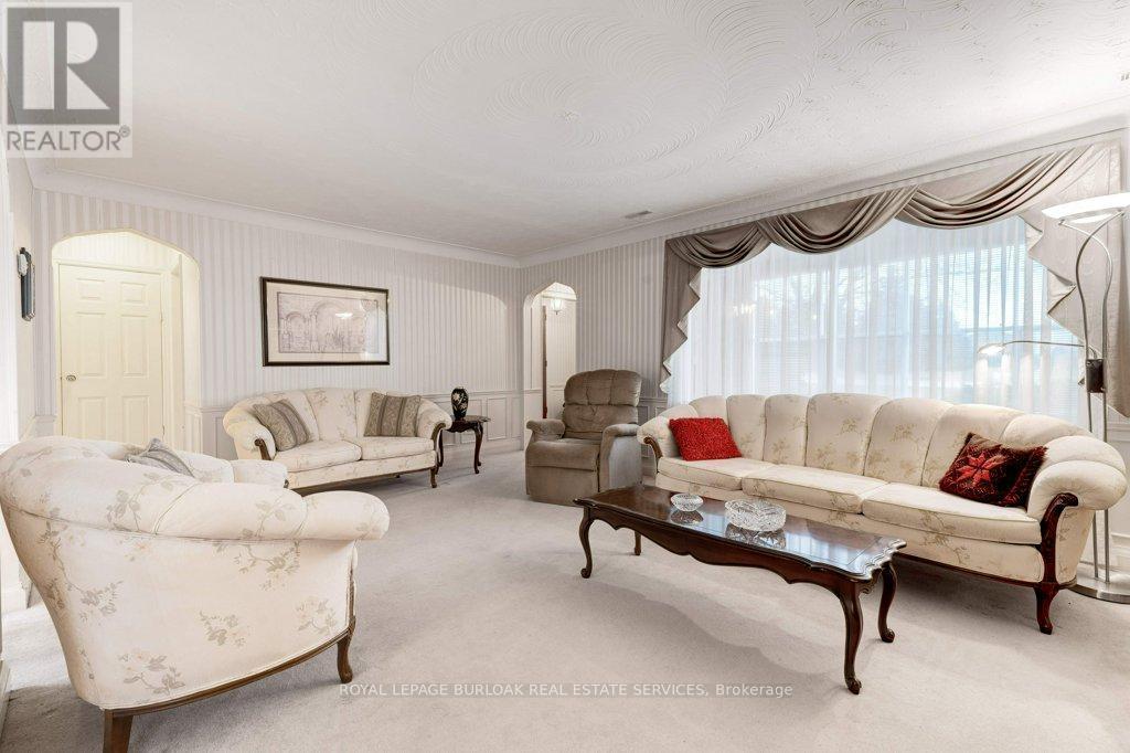 114 Second Road E, Hamilton, ON - Indoor Photo Showing Living Room
