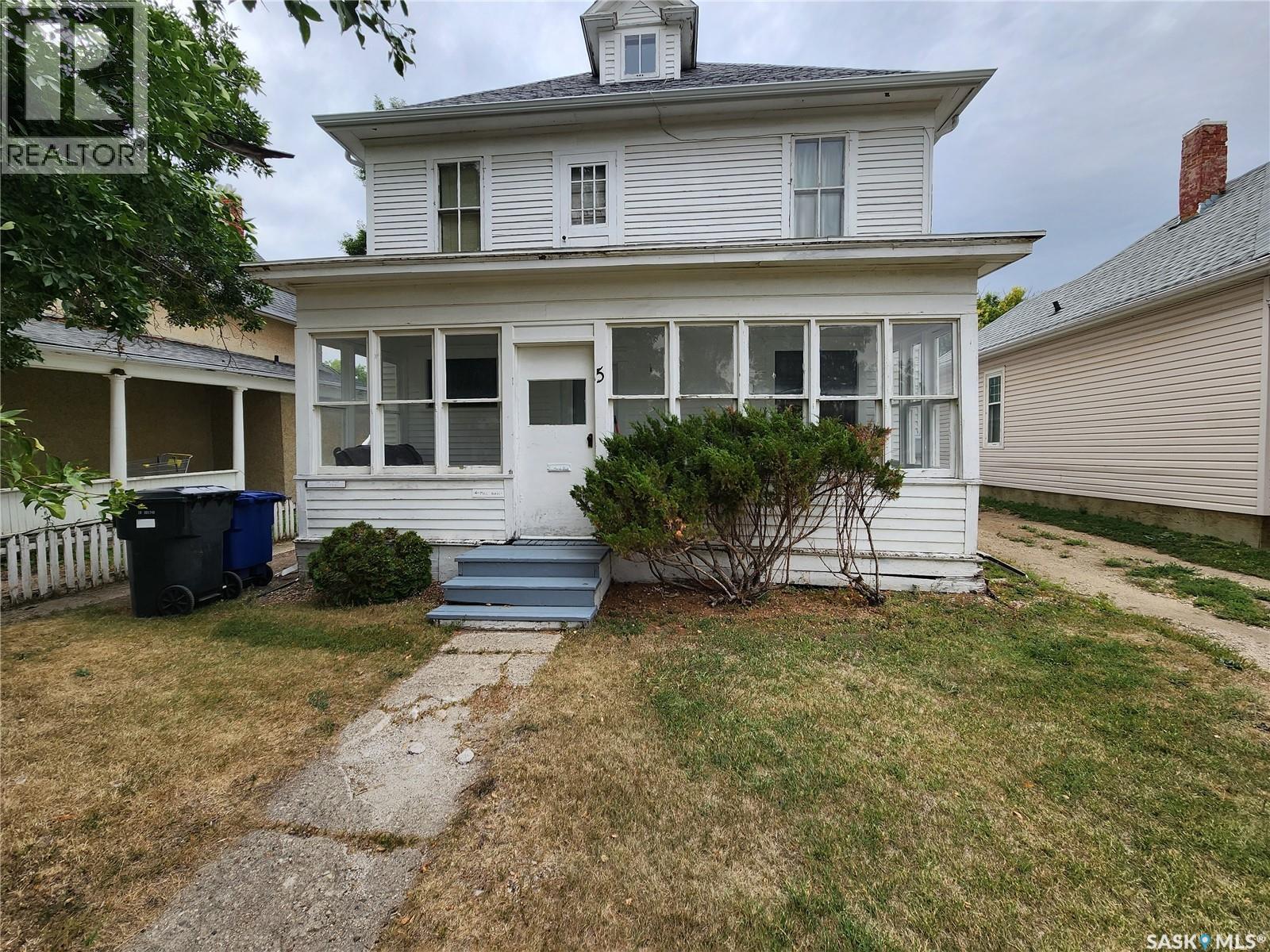 5 Prairie Avenue, Weyburn, SK - Outdoor