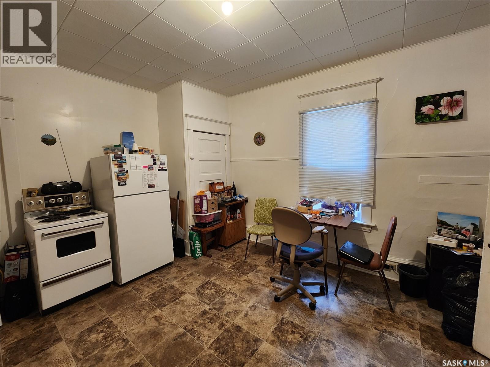 5 Prairie Avenue, Weyburn, SK - Indoor Photo Showing Kitchen