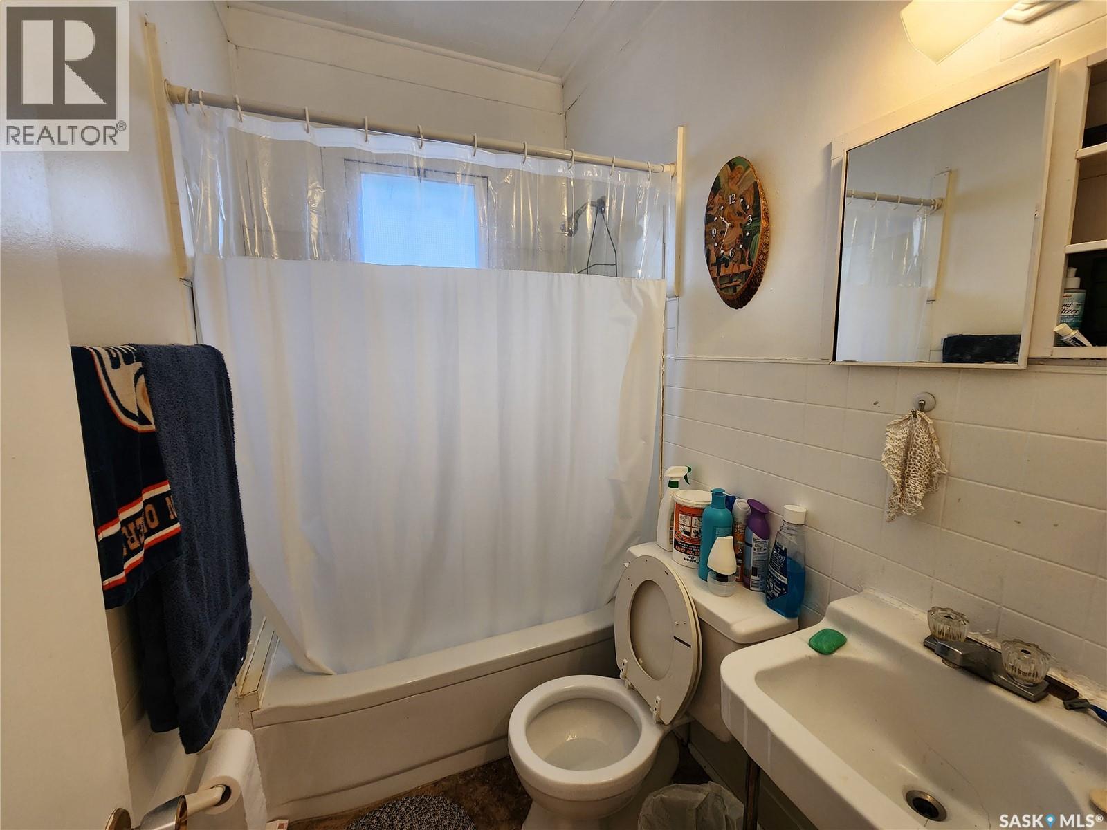 5 Prairie Avenue, Weyburn, SK - Indoor Photo Showing Bathroom