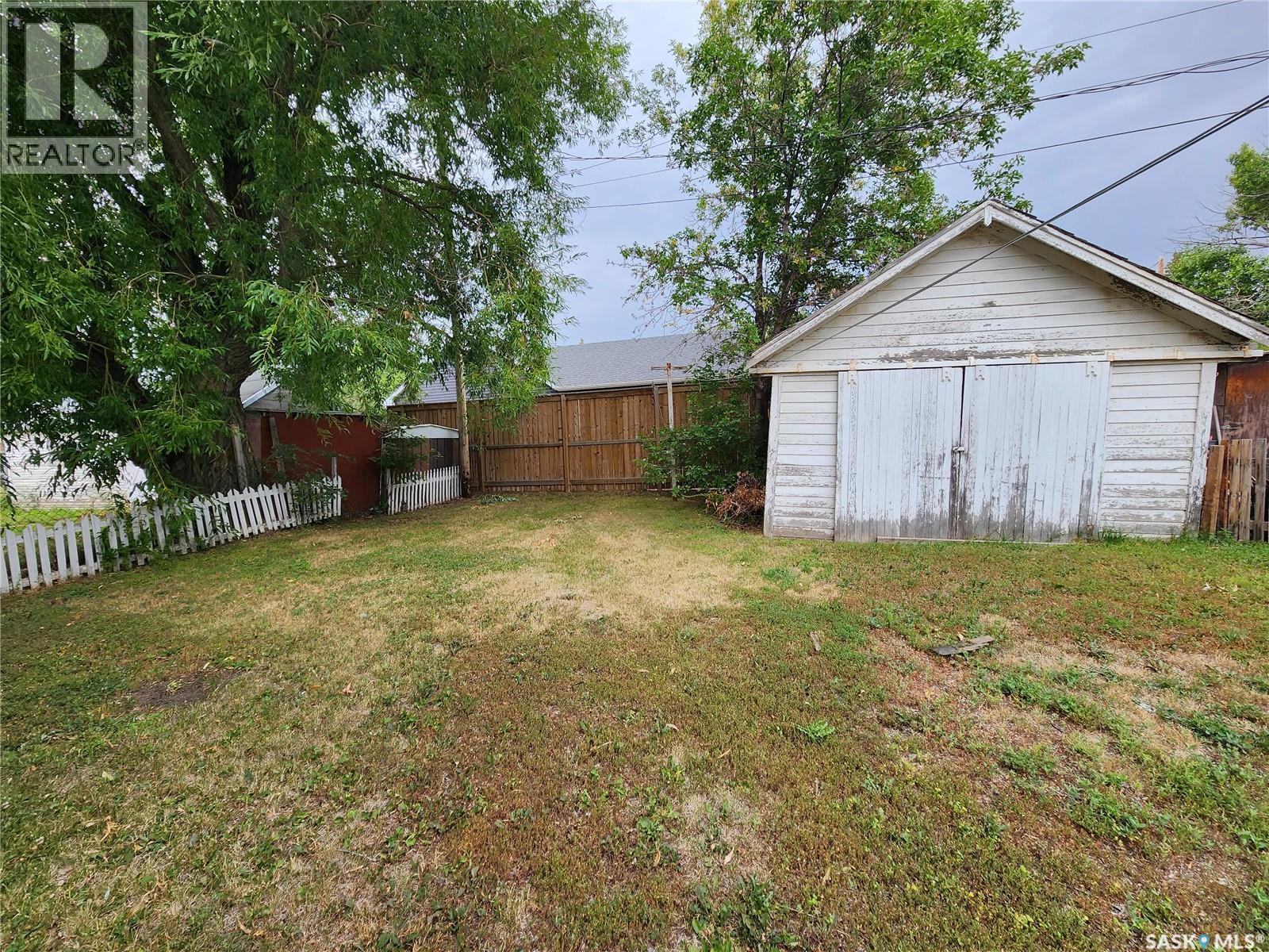 5 Prairie Avenue, Weyburn, SK - Outdoor