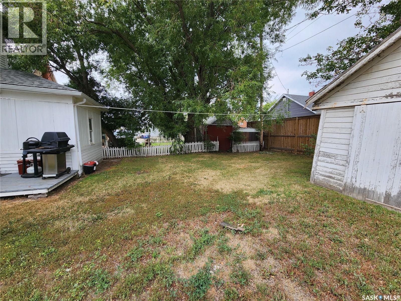 5 Prairie Avenue, Weyburn, SK - Outdoor