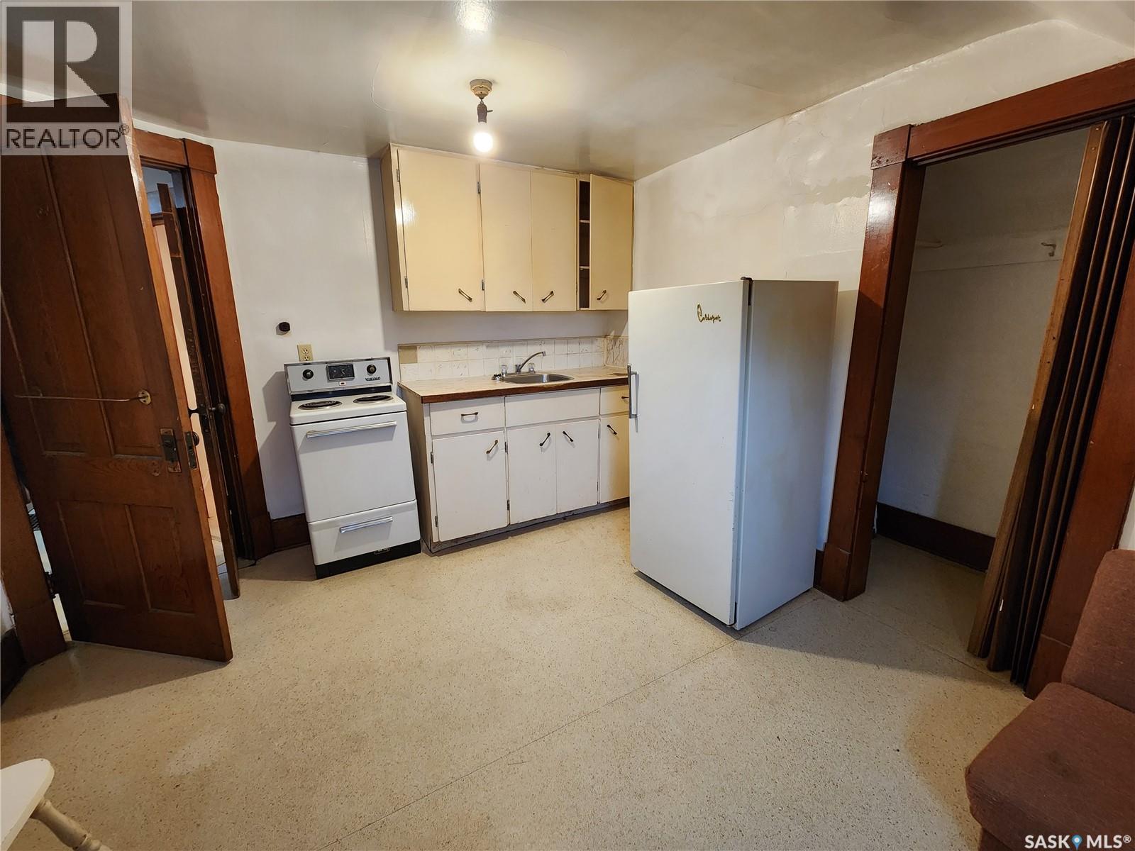 5 Prairie Avenue, Weyburn, SK - Indoor Photo Showing Kitchen