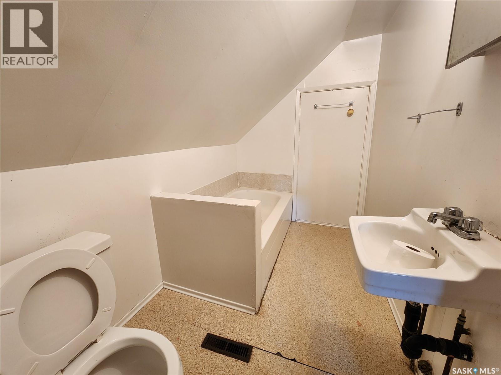 5 Prairie Avenue, Weyburn, SK - Indoor Photo Showing Bathroom