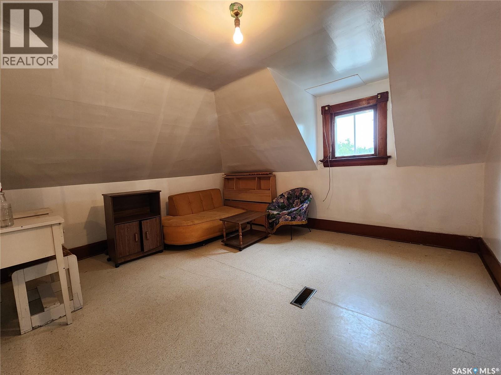 5 Prairie Avenue, Weyburn, SK - Indoor Photo Showing Other Room