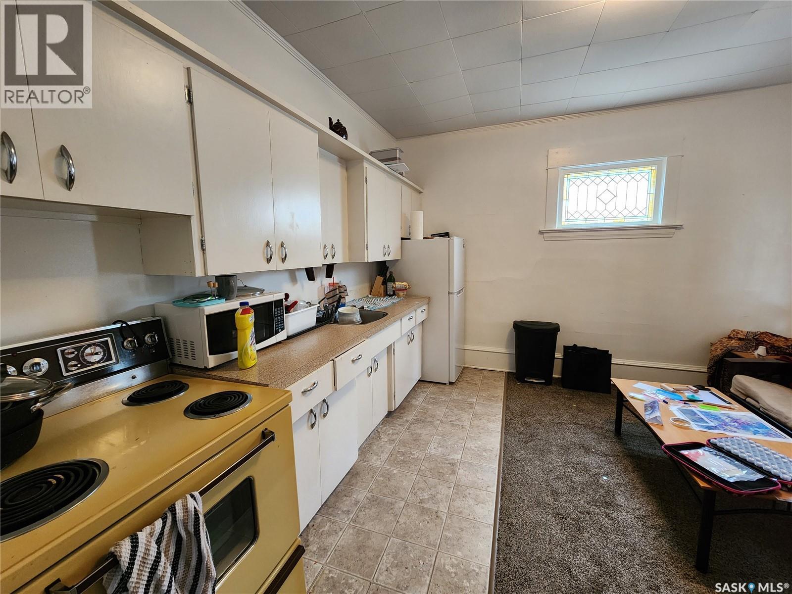 5 Prairie Avenue, Weyburn, SK - Indoor Photo Showing Kitchen