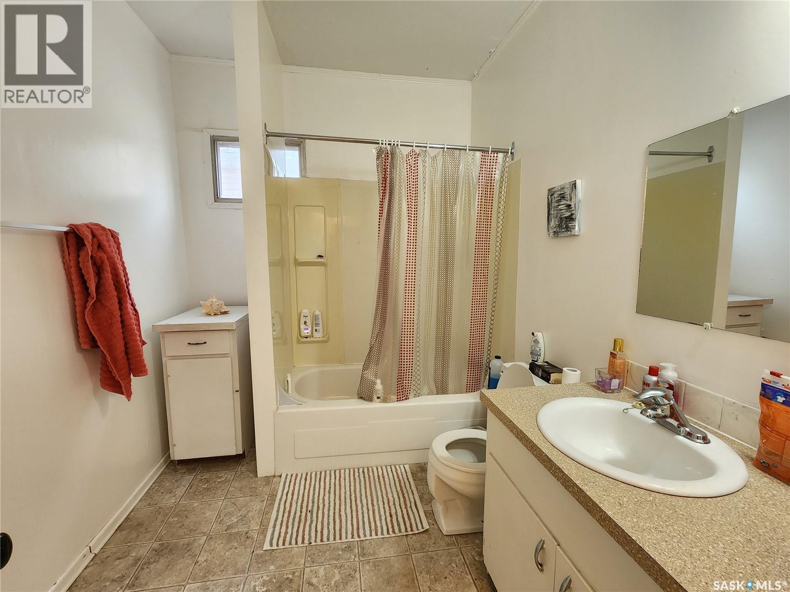 5 Prairie Avenue, Weyburn, SK - Indoor Photo Showing Bathroom