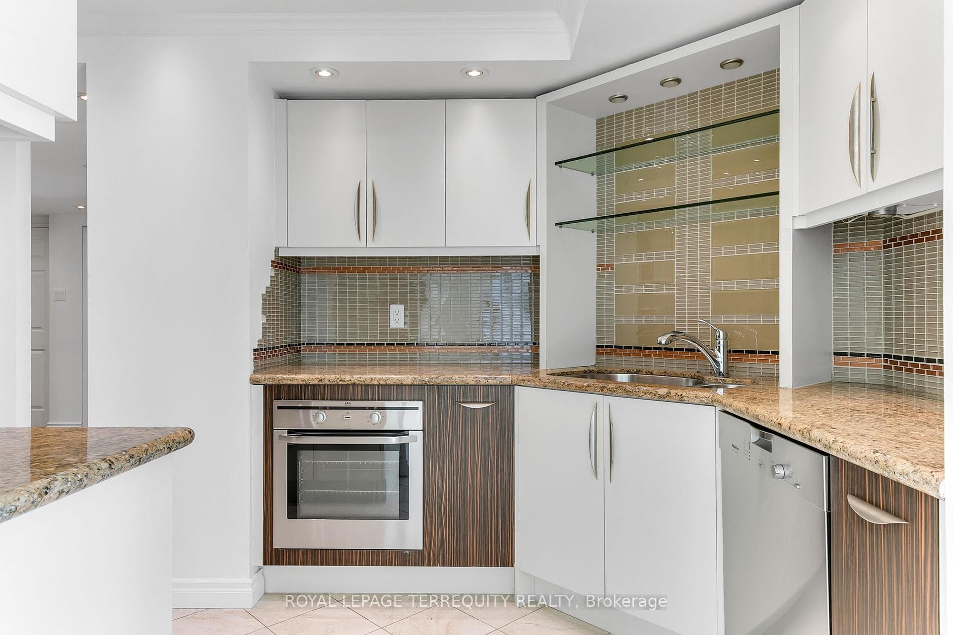 2707-77 Harbour Square, Toronto, ON - Indoor Photo Showing Kitchen With Upgraded Kitchen