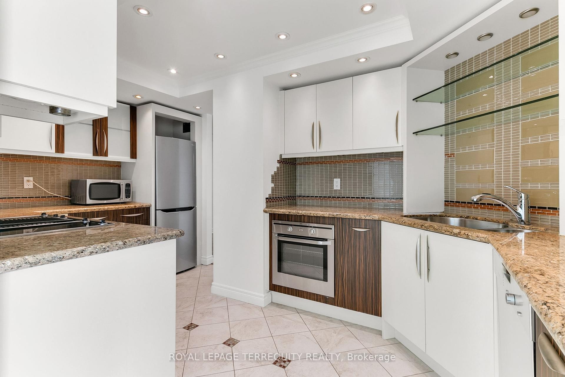 2707-77 Harbour Square, Toronto, ON - Indoor Photo Showing Kitchen With Double Sink With Upgraded Kitchen