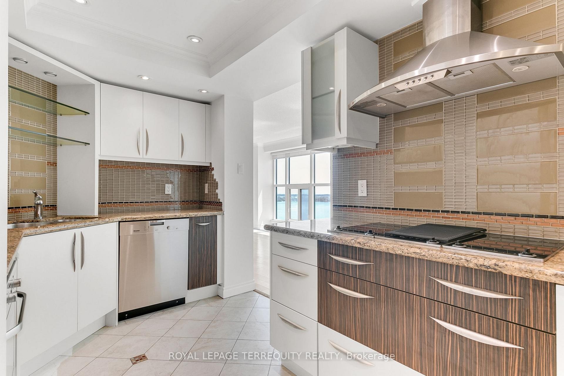 2707-77 Harbour Square, Toronto, ON - Indoor Photo Showing Kitchen