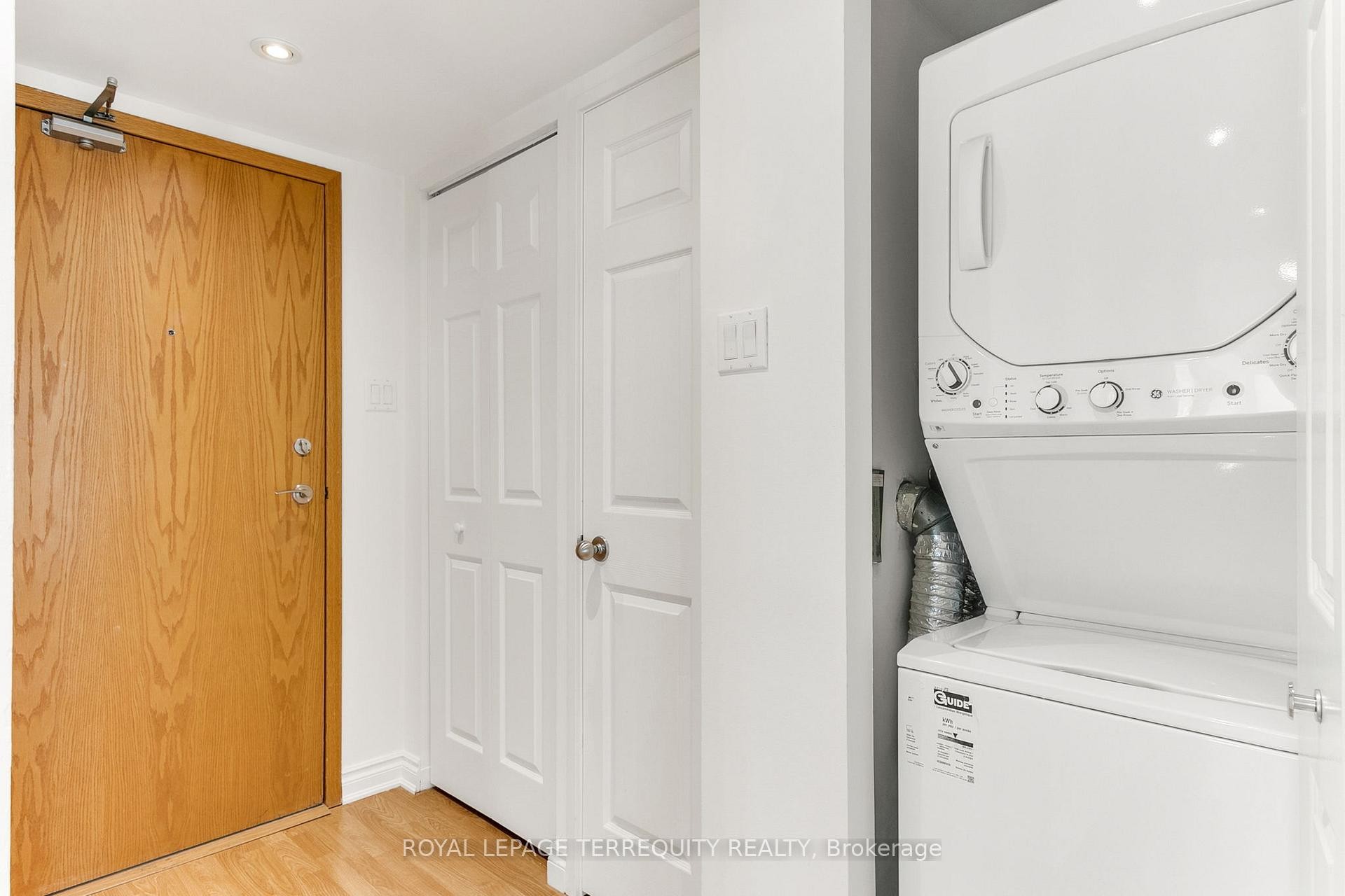 2707-77 Harbour Square, Toronto, ON - Indoor Photo Showing Laundry Room