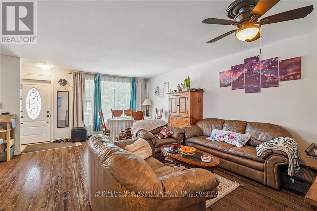Upper - 47 Davis Road, Aurora, ON - Indoor Photo Showing Living Room