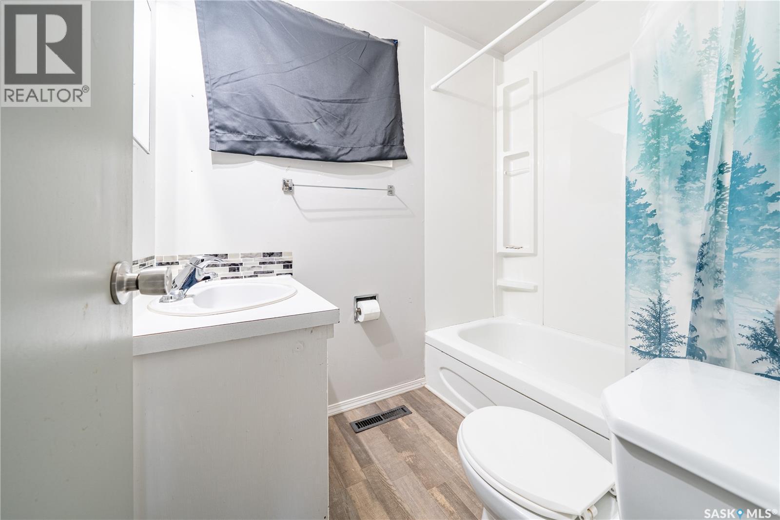 406 Royal Street, Regina, SK - Indoor Photo Showing Bathroom