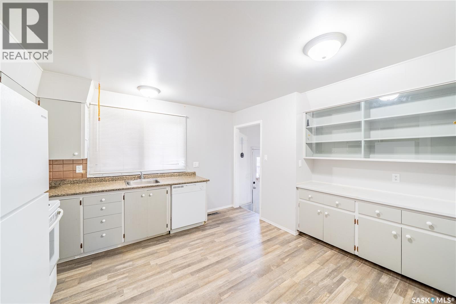 406 Royal Street, Regina, SK - Indoor Photo Showing Kitchen