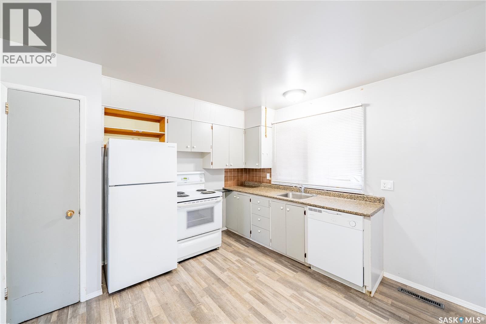 406 Royal Street, Regina, SK - Indoor Photo Showing Kitchen