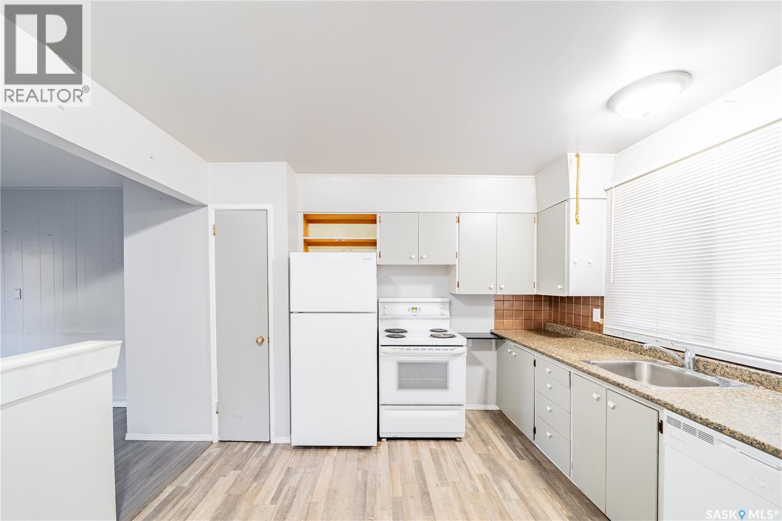 406 Royal Street, Regina, SK - Indoor Photo Showing Kitchen
