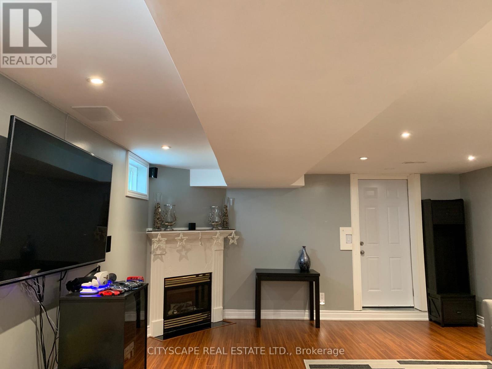 7122 Para Place, Mississauga, ON - Indoor With Fireplace