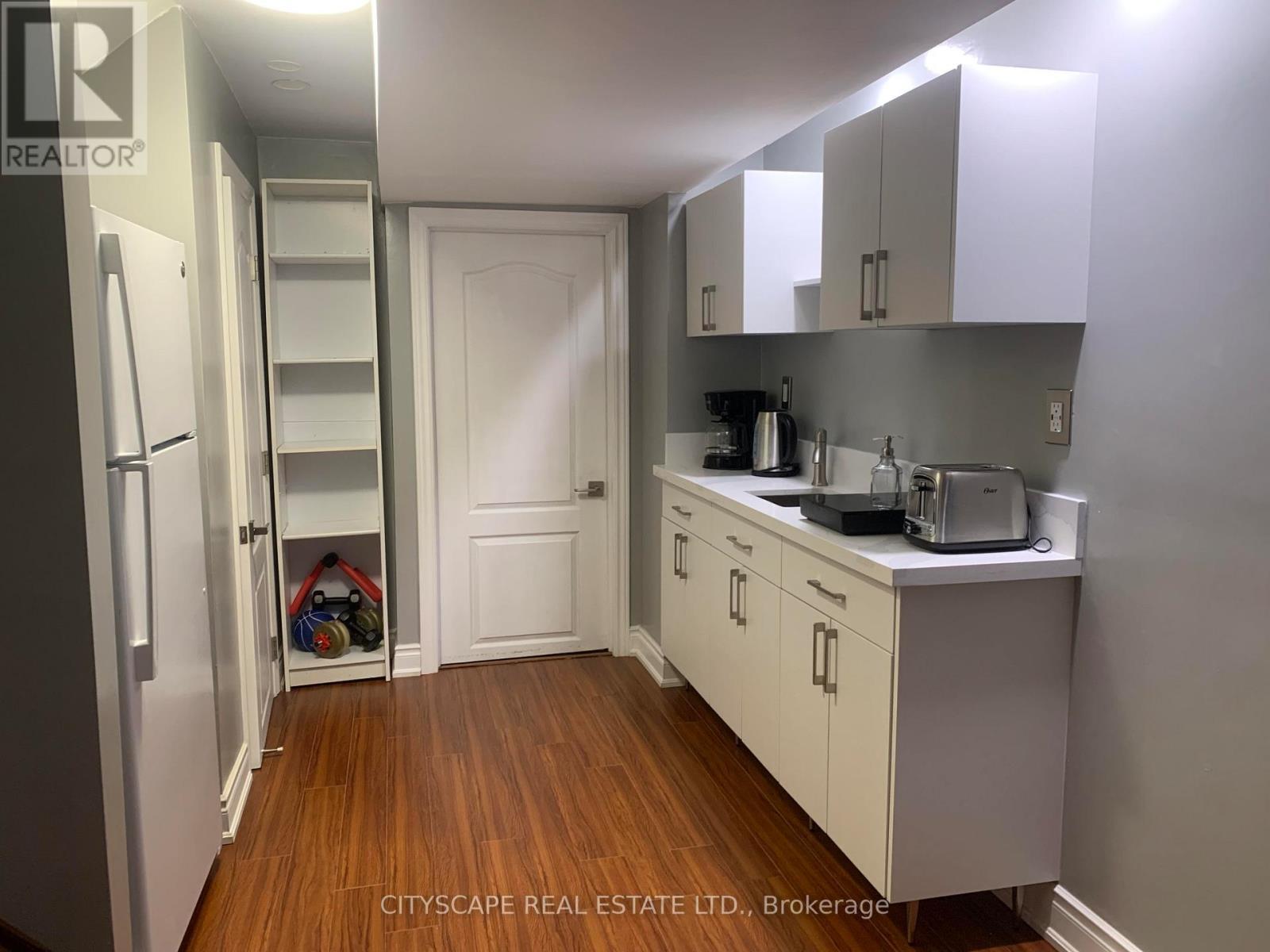 7122 Para Place, Mississauga, ON - Indoor Photo Showing Kitchen
