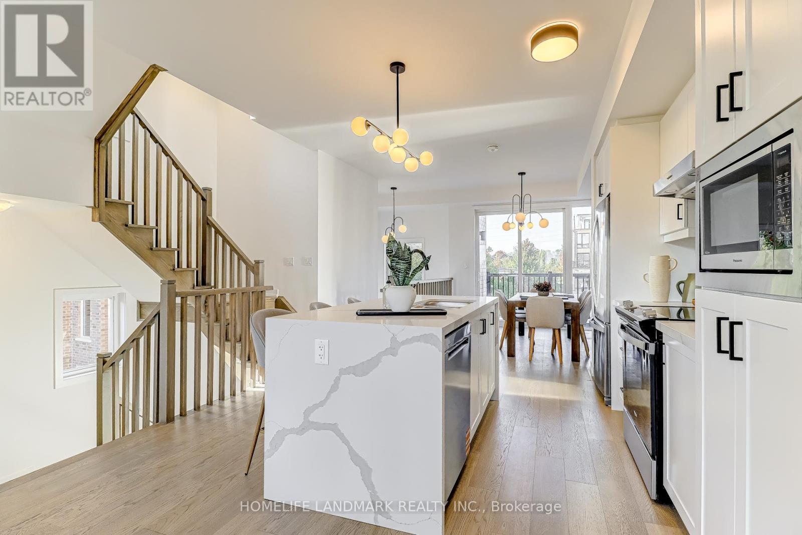 31 Bancroft Lane, Richmond Hill, ON - Indoor Photo Showing Kitchen With Upgraded Kitchen