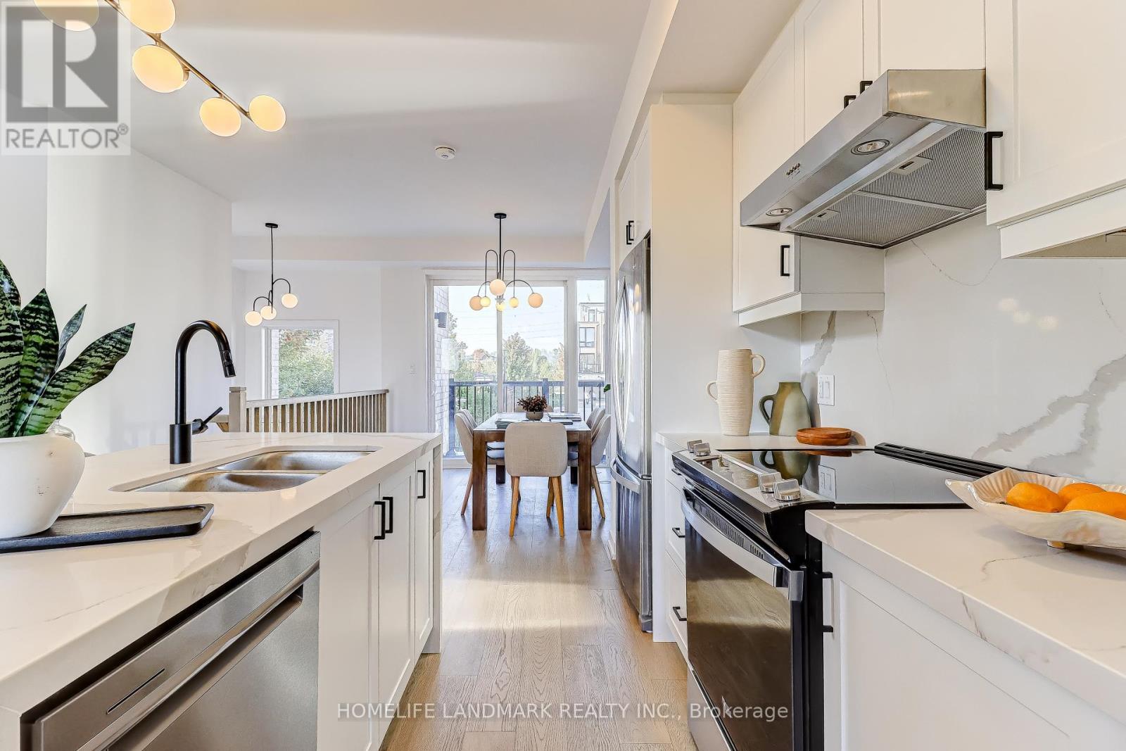 31 Bancroft Lane, Richmond Hill, ON - Indoor Photo Showing Kitchen With Double Sink With Upgraded Kitchen