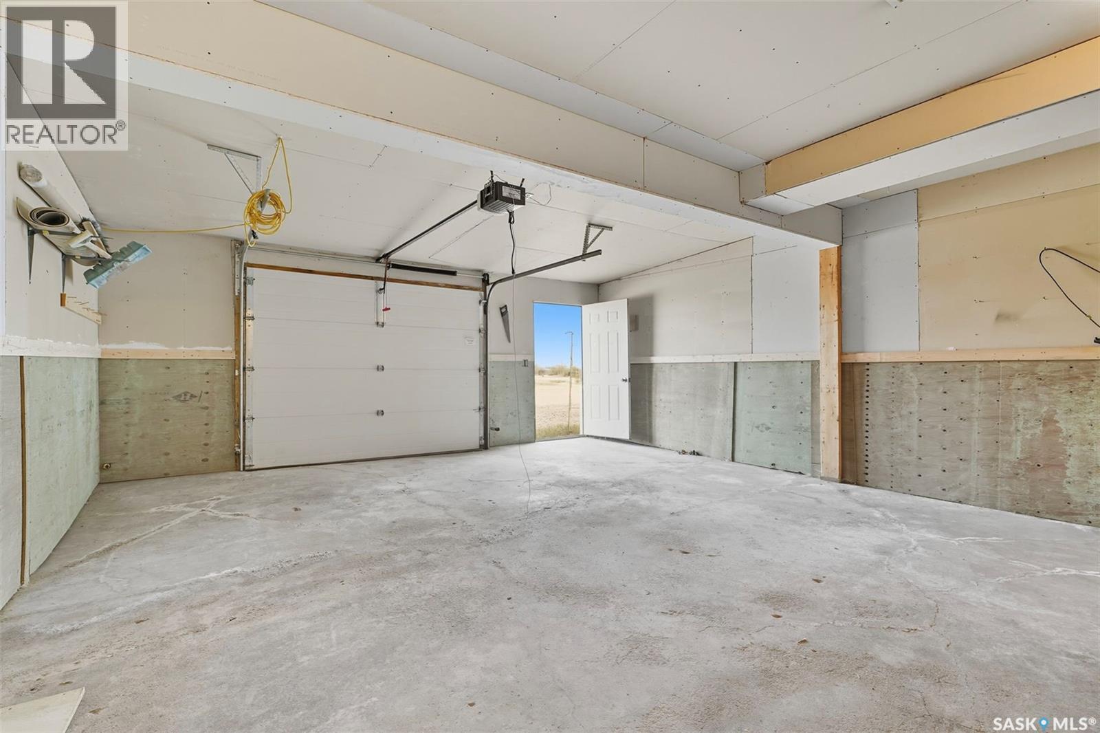 5 412 Lake Avenue, Manitou Beach, SK - Indoor Photo Showing Garage