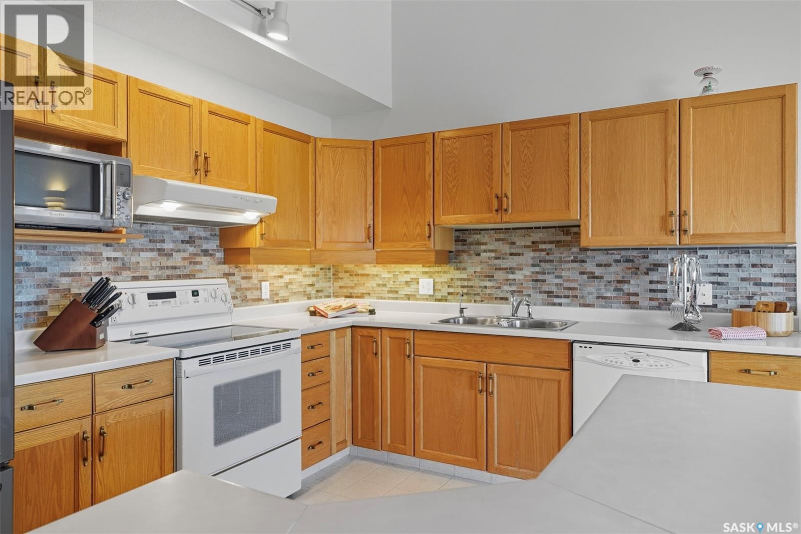 5 412 Lake Avenue, Manitou Beach, SK - Indoor Photo Showing Kitchen With Double Sink
