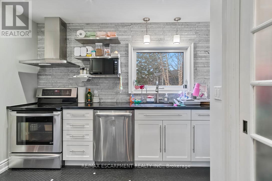 561 Wingrove Crescent, Oakville, ON - Indoor Photo Showing Kitchen With Upgraded Kitchen