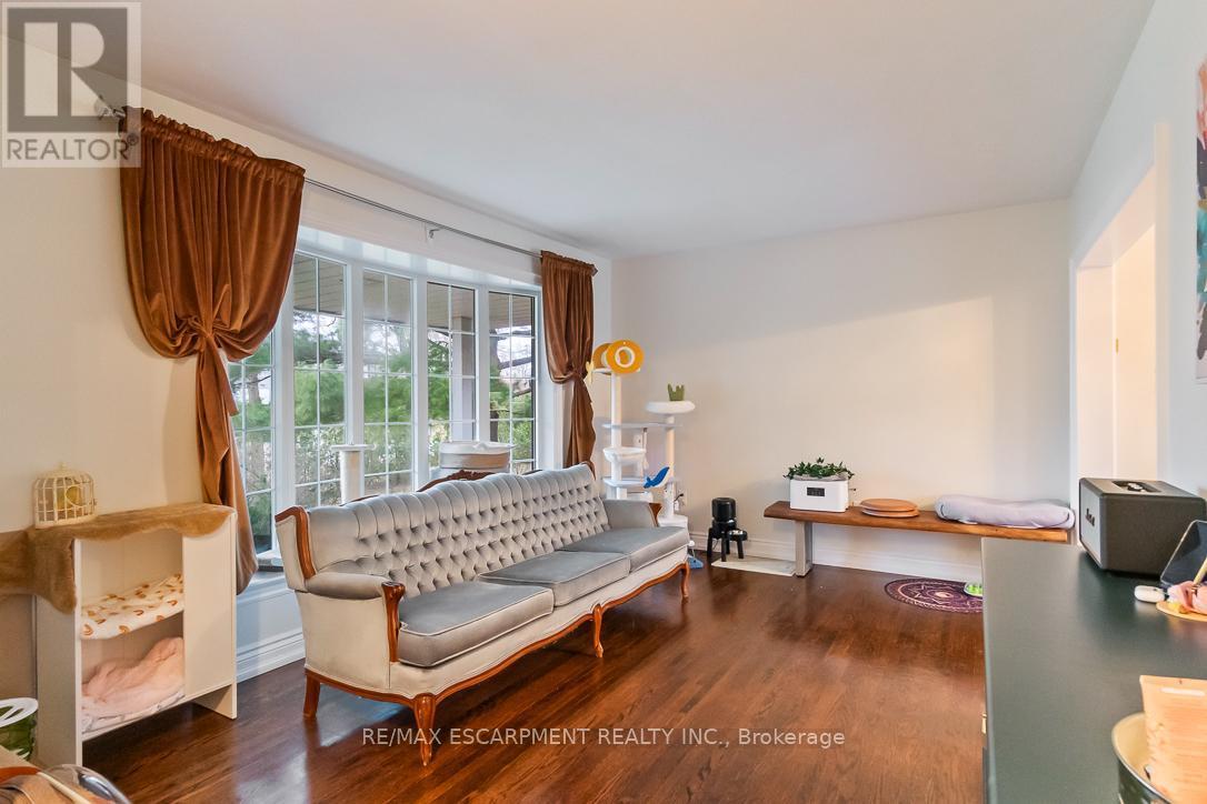 561 Wingrove Crescent, Oakville, ON - Indoor Photo Showing Living Room