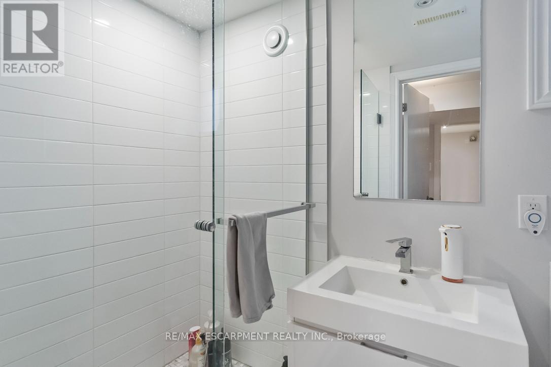 561 Wingrove Crescent, Oakville, ON - Indoor Photo Showing Bathroom