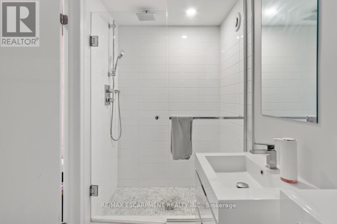 561 Wingrove Crescent, Oakville, ON - Indoor Photo Showing Bathroom