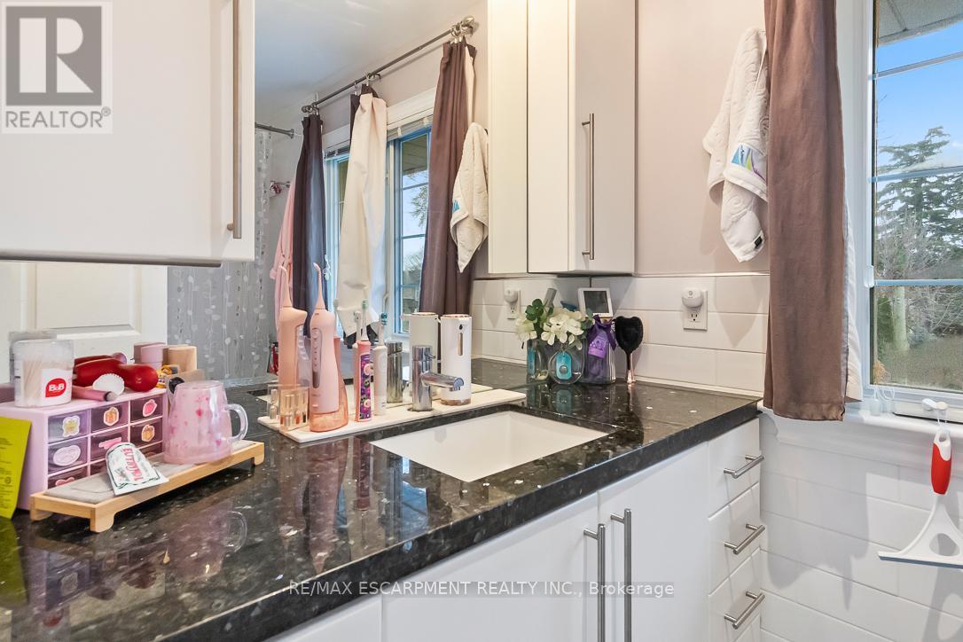 561 Wingrove Crescent, Oakville, ON - Indoor Photo Showing Bathroom